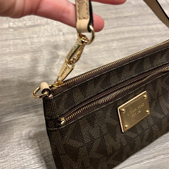Like new Michael Kors Wristlet - Picture 9 of 11